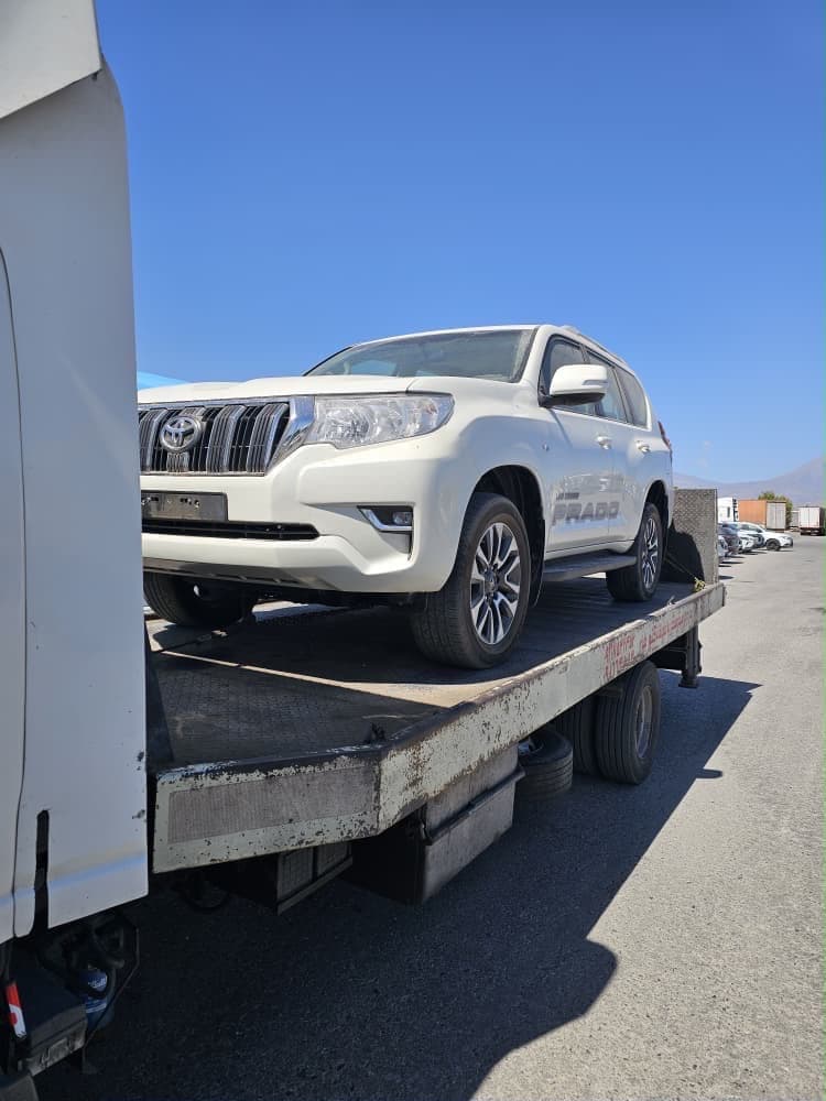 تویوتا پرادو ۲۰۲۳ سفید کارکرده پلاک منطقه آزاد ماکو