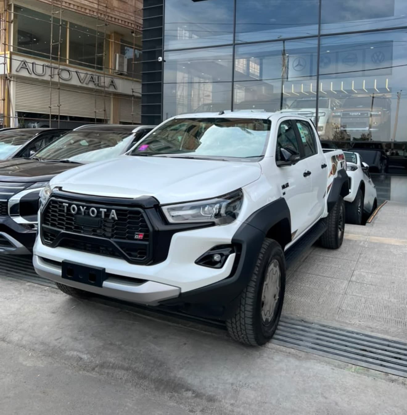 تویوتا Hilux gr sport ۲۰۲۵ سفید صفر کیلومتر پلاک منطقه آزاد ماکو